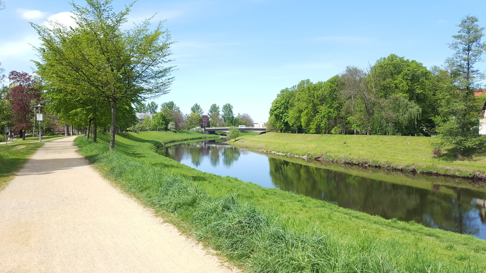 Mulde mit Muldenradweg