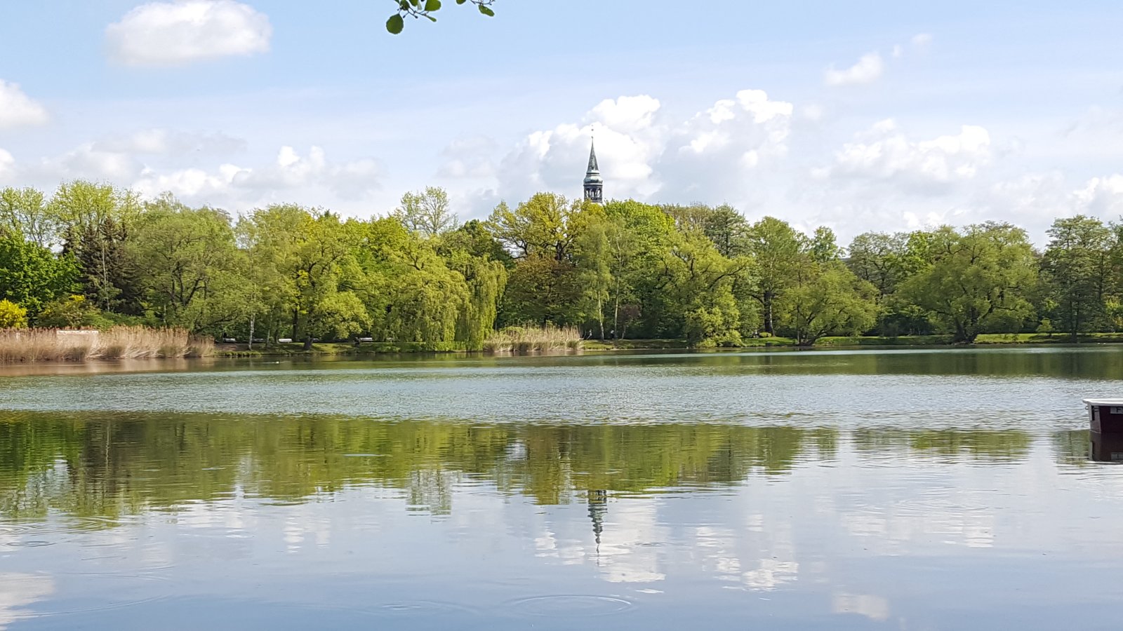 Schwanenteich, im Hintergrund die Domspitze