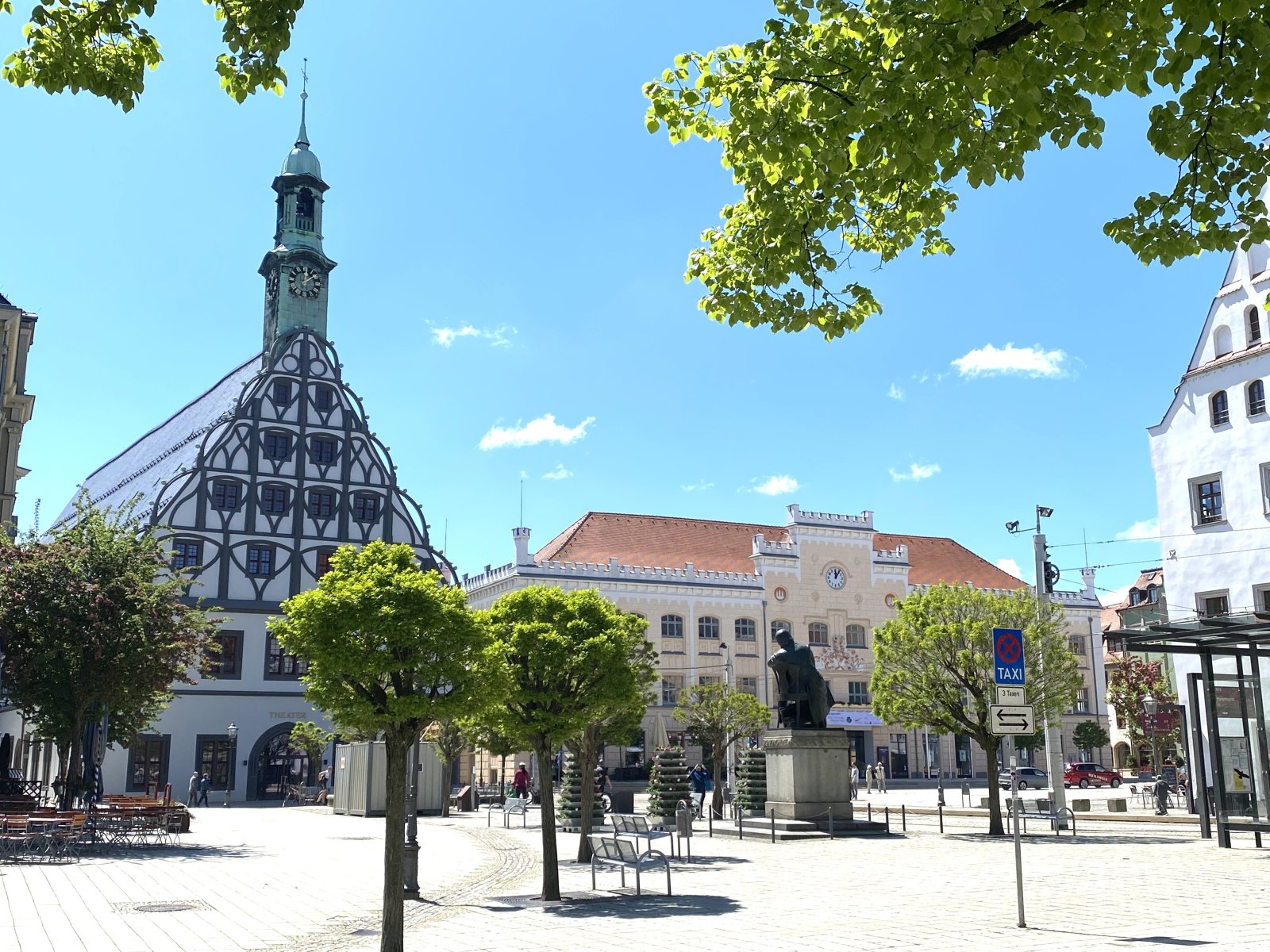 Blick zu Theater und Rathaus