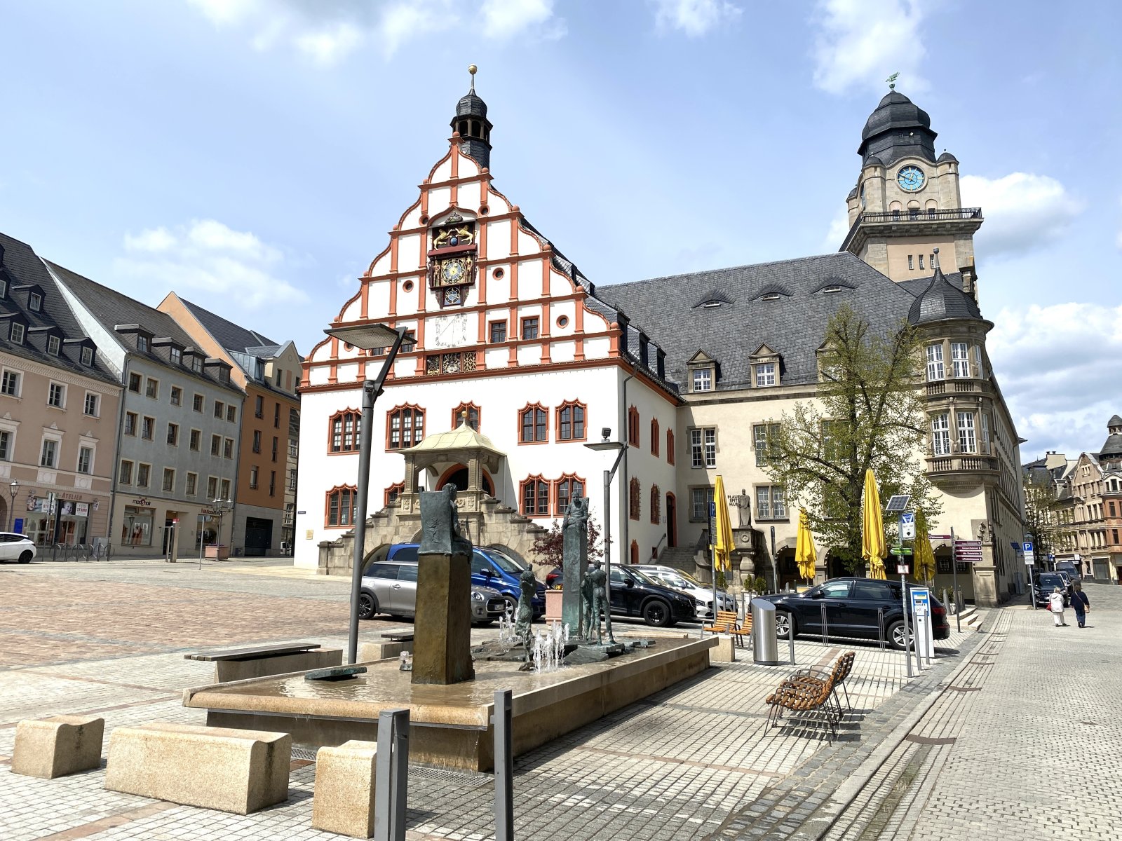 Marktplatz mit Rathaus und Wasserspiel