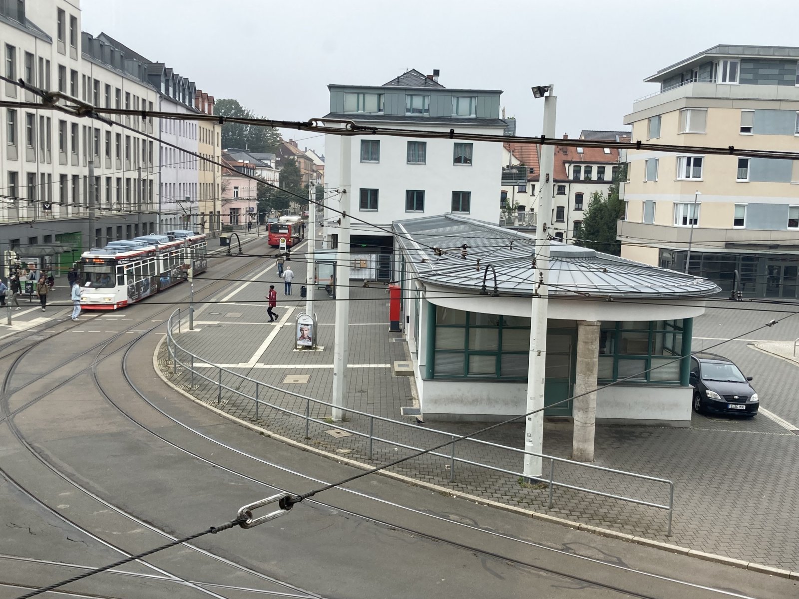 Haltestelle für Bus und Bahn