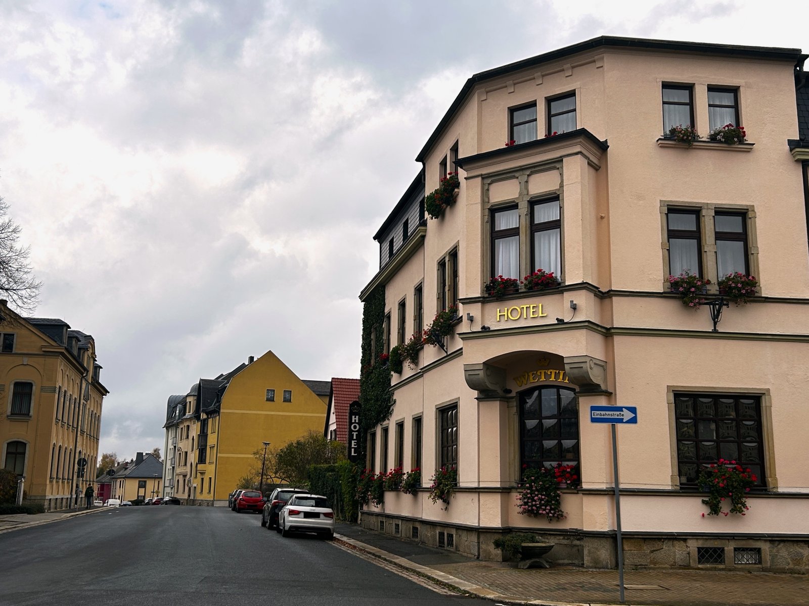 Restaurant & Hotel auf der Straße